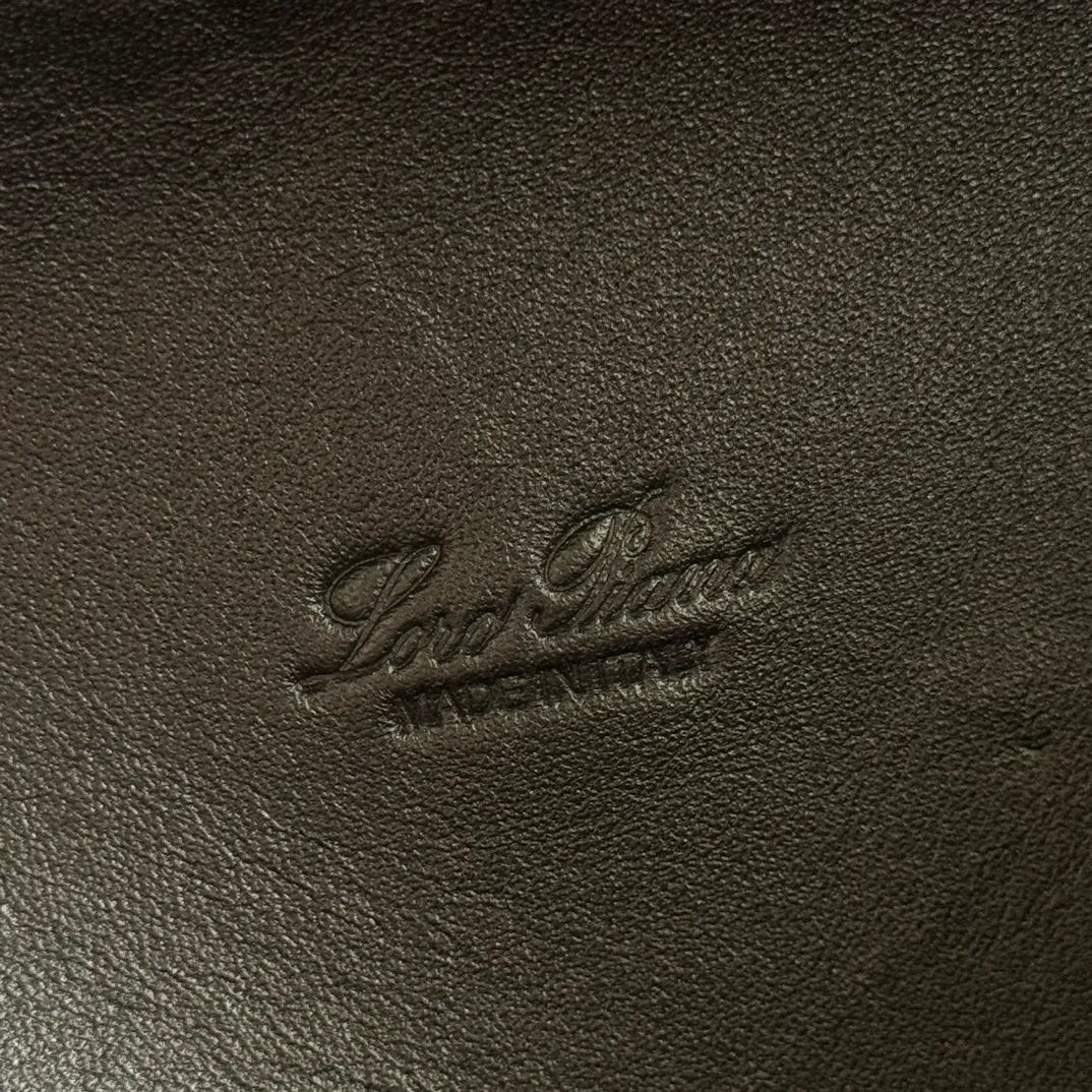 p1360💋💋💋【Original leather all-steel configuration counter complete package】Loro pianaExtra Pocket L23.5 Backpack Calfskin/Goods This Extra Pocket soft calfskin backpack has a unique trapezoidal appearance. A hint of natural grain gives the backpack character and enhances the softness of the leather. The practical design makes it the ideal accessory for busy everyday life. Dimensions: Length 21✖️Height 23.5✖️Width 8cm Dimensions are measured manually, please understand if there are slight errors Leather handle with shoulder strap Two-way zipper closure, zipper pull embellished with MY Charms pendant